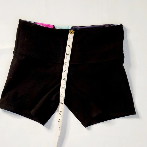 Lululemon cycling tight shorts  sz 4 Black reversible - Picture 5 of 5